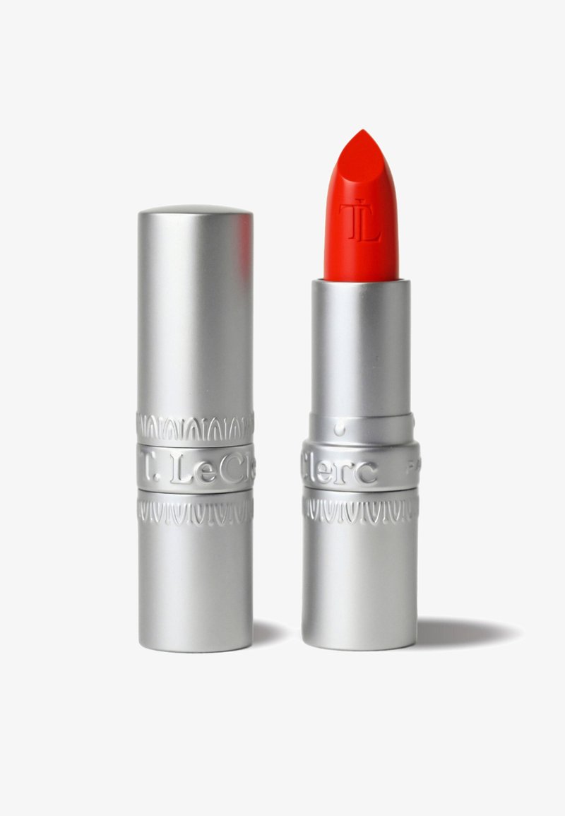 Roter Lippenstift mit einer glatten, spitzen Spitze in einer silbernen Drehverpackung, die geprägte Designelemente und die Markeninitialen "T.L." aufweist.