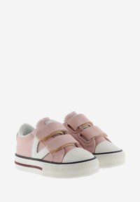 Zapatillas de lona rosas con dos correas de Velcro, punteras de goma blanca y una suela texturizada, que presentan rayas en contraste en azul marino y blanco.