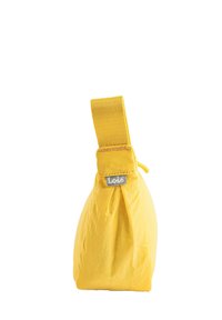 Bolso de cordón amarillo hecho de tela ligera. Presenta una forma elegante con una base plana, parte superior doblada y una correa de tela resistente.