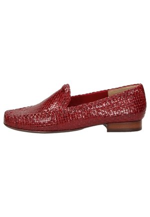 Mocassins rouges en matériau texturé avec un motif de serpent, dotés d'un talon bas et d'un bout arrondi, conçus pour être enfilés.