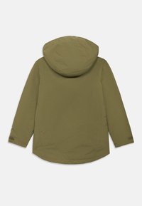 Jachetă verde măsliniu cu glugă, realizată dintr-un material neted, ușor. Are mâneci lungi și un tiv rotund. Fără componente metalice sau modele vizibile.