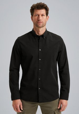 Schwarzes Button-up-Hemd aus Baumwolle mit Kragen, langen Ärmeln und Knopfleiste. Es gibt eine subtile Markenkennung im Brustbereich.
