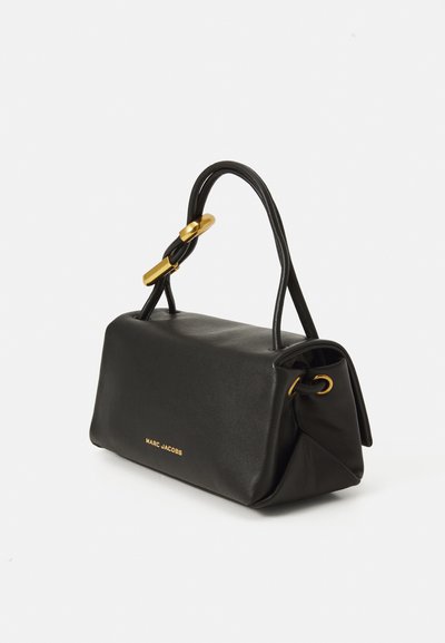 Bolso de cuero negro con una forma rectangular estructurada. Presenta adornos de hardware dorado, un asa anudada y un logo de marca en el frente.