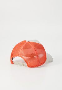 Kšiltovka pro řidiče s šedou přední částí a oranžovou síťovinou vzadu, která má zahnutý kšilt a nastavitelný plastový pásek vzadu.