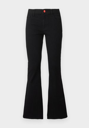 Svarte vide jeans med høyt liv, forlommer, beltehemper og en synlig rød knappelukking i livet.