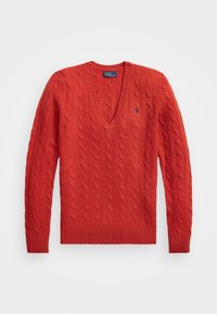 Röd kabelstickad tröja med V-ringning, ribbade ärmslut och nederkant, samt en liten logotyp på vänster bröst. Tillverkad av strukturerad stickad tyg.