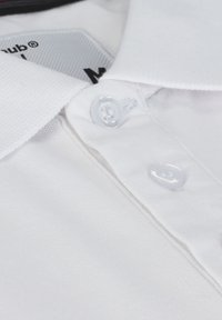 Weißes Poloshirt aus strukturiertem Stoff mit einem Kragen und drei weißen Knöpfen. Enthält ein Markenschild, das am Kragen sichtbar ist.
