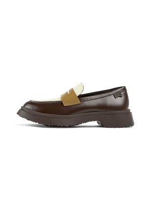 Mocassino in pelle marrone con suola marrone texturizzata, caratterizzato da una banda contrastante gialla e crema sulla parte superiore. Design a taglio basso.
