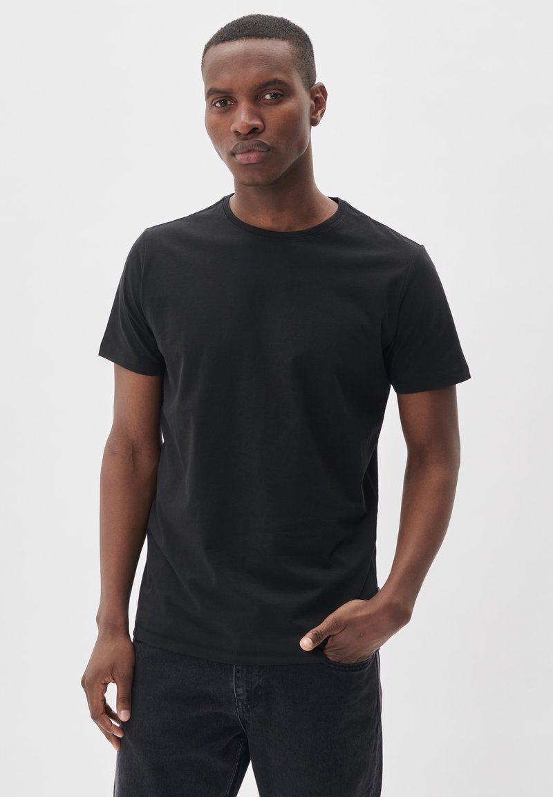 Tricou negru cu guler rotund, mânecile scurte, fabricat din bumbac fin. Design ușor ajustat, fără modele sau accente vizibile.