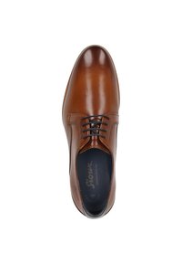 Chaussure lacée en cuir marron avec texture lisse, bout rond et coutures discrètes. Avec des lacets noirs et une semelle intérieure rembourrée.