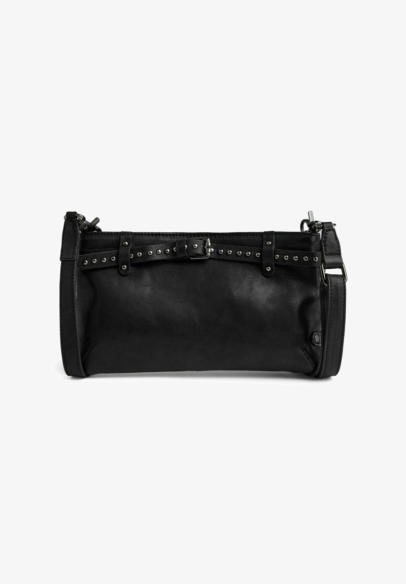 Bolso de cuero negro con acentos de tachuelas y un detalle de hebilla. Cuenta con un cierre de cremallera y una correa para el hombro. Textura suave, forma rectangular.