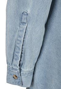 Manche de chemise en denim bleu clair avec poignet boutonné et détail de pli cousu le long du bras.