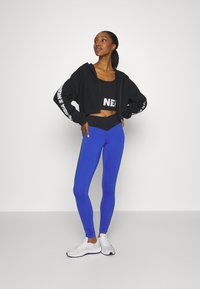 Nebbia WOMEN CROPPED HOODIE - Užtrauktuku užsegamas treningas - black