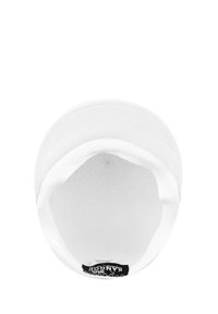 Cappello bianco con un design arrotondato, texture lavorata a maglia e un'etichetta nera all'interno con logo. Superficie liscia, senza motivi o hardware visibili.