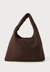 Hnědá tkaná taška s uvolněným tvarem, jedním smy�čkovým uchem a texturovaným povrchem. Design je v hobo stylu bez dalšího kovového doplňku.