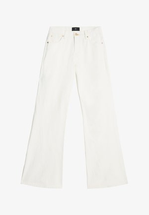 Un jean large blanc en denim, présentant un design classique à cinq poches, des accessoires en métal doré et une taille mi-haute.