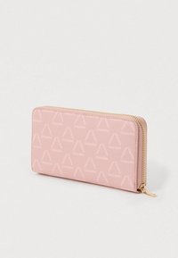 Portafoglio rosa con zip a tutto giro realizzato in materiale testurizzato, caratterizzato da un motivo a logo ripetuto. I dettagli in hardware dorato della cerniera creano un contrasto.