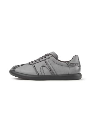 Grå læder-sneaker med sort sål, snørebånd foran, brogue-stil perforeringer og syede paneldetaljer, vist fra siden.