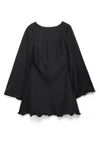 Mustast materjalist pikakäise ja ümarate kaelusega särk, millel on sile tekstuur ja laineline ääreosa. Iseloomustab lõdvestunud istuvus ja peen muster.