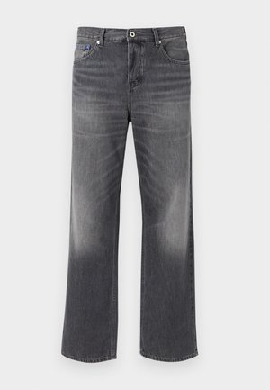 Jean noir délavé à jambes droites avec bouton à l'avant, fermeture éclair et design à cinq poches, présenté sur un fond uni.