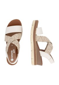 Sandales pour femmes avec des brides en cuir blanc et un motif tissé beige, dotées d'une semelle marron rembourrée et d'un léger talon compensé.