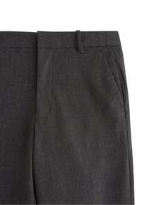 Pantaloni grigi su misura con una texture liscia, dotati di tasche laterali, un taglio dritto e un design della vita pulito.