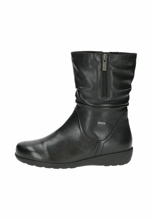 Bota de cuero negro hasta el tobillo con parte superior arrugada, cremallera lateral, superficie texturizada y suela plana de goma, con un pequeño acento metálico etiquetado como "TEX".