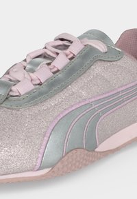 Ροζ και ασημί sneaker χαμηλού πάτου με υφή υφάσματος, μεταλλικές πλευρικές ρίγες, ροζ κορδόνια με βολάν και υφή από καουτσούκ στη σόλα.