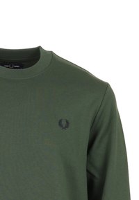 Felpa verde con scollo tondo realizzata in morbido cotone, con polsini a costine e piccolo logo ricamato in blu navy sul petto.