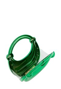 Grøn gennemsigtig plastic håndtaske med et afrundet håndtag, buet krop-design og metalhardware-accenter. Blank finish, ingen synlige mønstre.