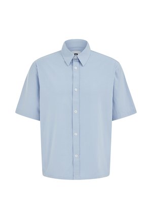 Chemise bleu clair à manches courtes avec un col pointu et des boutons blancs sur le devant.