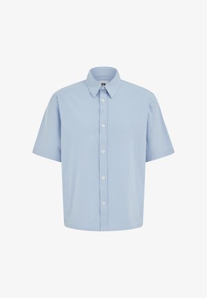 Hele sinine lühikeste varrukatega nööpidega särk, millel on terav krae ja valged nööbid ees.