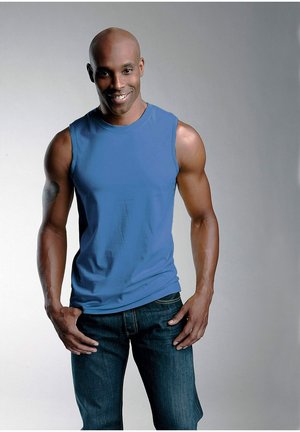 Ärmelloses blaues Tanktop aus Baumwolle, taillierte Passform, kombiniert mit dunklen Jeans. Glatte Textur ohne sichtbare Muster oder Akzente.