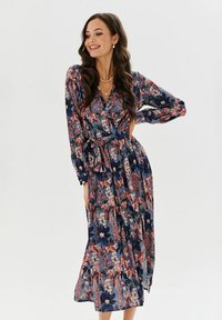 Rochie petrecută florală în albastru închis, cu flori roz și albe. Mâneci lungi, talie cu șnur, și tiv cu volane. Confecționată din material ușor.