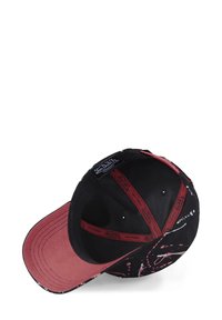 Gorra negra y burdeos con visera curvada, que cuenta con un tejido texturizado en la parte superior, cinta de marca interna y diseños impresos en el exterior.