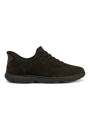 Zapatillas de ante marrón oscuro con acentos de malla, puntera redonda y cordones integrados. Suela de goma ligera diseñada para comodidad y flexibilidad.