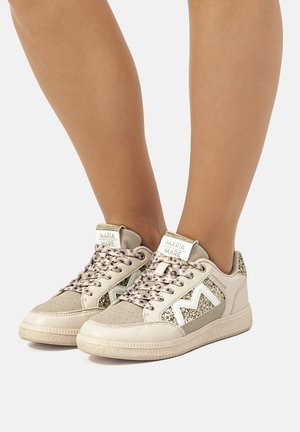 Sneaker beige con dettagli in glitter, lacci testurizzati e logo bianco. Suola piatta e design a punta rotonda, adatte per un abbigliamento casual.