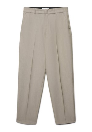 Pantaloni beige su misura con una vestibilità rilassata, frontalmente plissettati, con tasche laterali e una texture di tessuto liscia. Nessun logo del marchio visibile.
