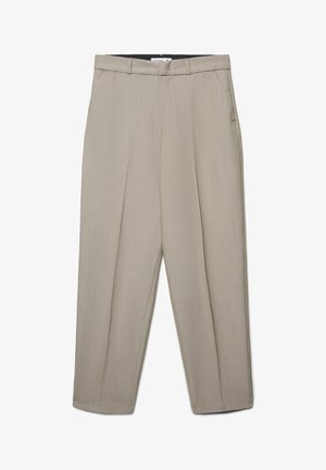 Pantaloni beige su misura con una vestibilità rilassata, frontalmente plissettati, con tasche laterali e una texture di tessuto liscia. Nessun logo del marchio visibile.