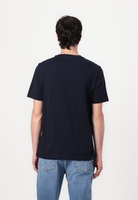 Dunkelblaues Baumwoll-T-Shirt mit kurzen Ärmeln, Rundhalsausschnitt und geradem Schnitt. Hat ein schlichtes Design ohne Muster oder Verzierungen.