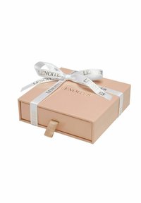 Scatola regalo rosa con finitura lucida, decorata con un nastro bianco con scritte dorate. Include una linguetta per l'apertura.