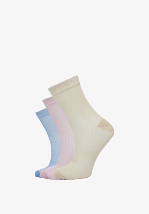 Trzy pary skarpetek wielkości kostki w kolorze kremowym, różowym i jasnoniebieskim. Żebrowana tekstura z kontrastującymi wstawkami na palcach i piętach. Miękki, elastyczny materiał.
