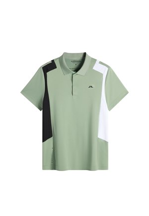 Lichtgroen poloshirt met zwart-witte kleurvlakken op de schouders, korte mouwen, een kraag en een klein logo op de borst.