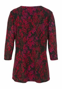 Zwarte top met 3/4 mouwen, voorzien van een bloemenprint in tinten van rood en paars. Zacht materiaal met een relaxte pasvorm en ronde halslijn.