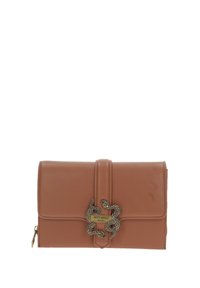 Portafoglio in pelle marrone con design a piega, caratterizzato da un motivo a serpente con accenti in hardware color argento e una chiusura a zip sul lato.