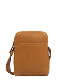 Borsa a tracolla in pelle tan con una texture liscia, forma rettangolare, tracolla regolabile e tasca frontale con logo impresso.
