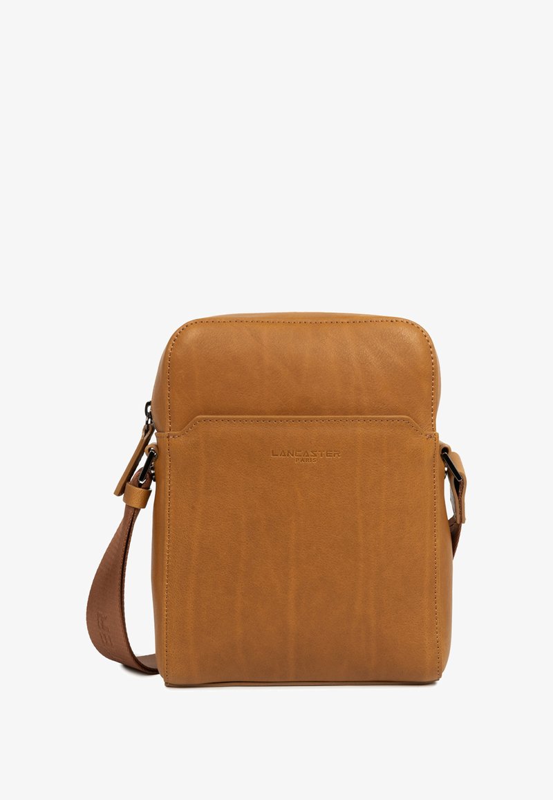Borsa a tracolla in pelle tan con una texture liscia, forma rettangolare, tracolla regolabile e tasca frontale con logo impresso.