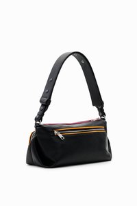 Borsa in pelle nera con tracolla corta, dotata di un compartimento principale con chiusura a zip e una tasca frontale con zip gialla e argento.