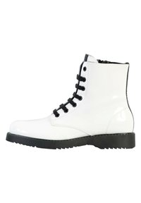 Botas de tobillo de charol blanco con cordones negros, punta redonda y suela de goma negra texturizada. Presenta costuras y un diseño de altura en el tobillo.