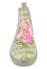 Bottes de pluie à motifs floraux avec une base beige et des accents verts, décorées de pivoine roses et de texte, avec une semelle en caoutchouc argentée.